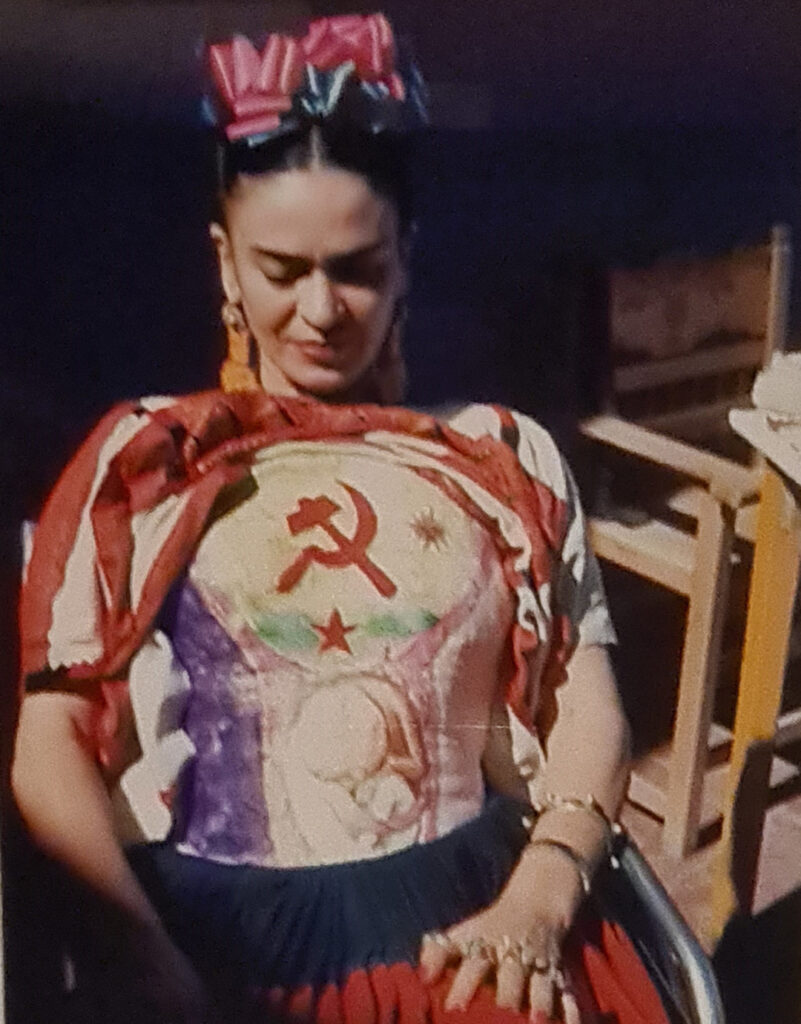 Kahlo Frida portant un corset avec dessin militant