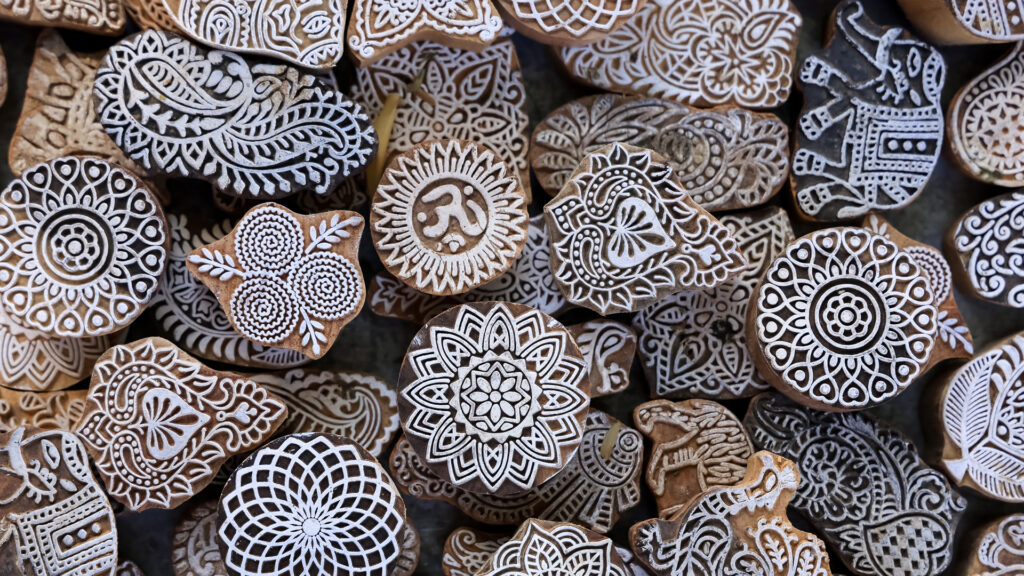 Blocs de bois sculptés avec motifs pour l'impression de saris, couramment utilisés au Rajasthan, en Inde.