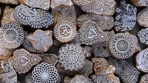 Blocs de bois sculptés avec motifs pour l'impression de saris, couramment utilisés au Rajasthan, en Inde.