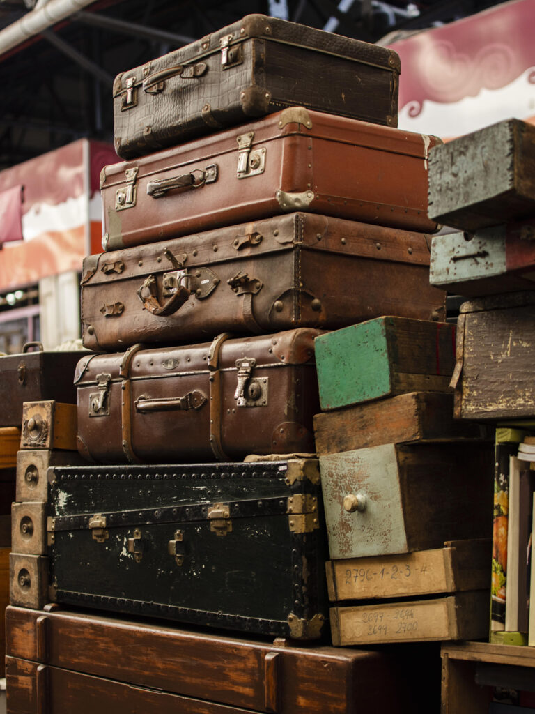 Valises anciennes empilées