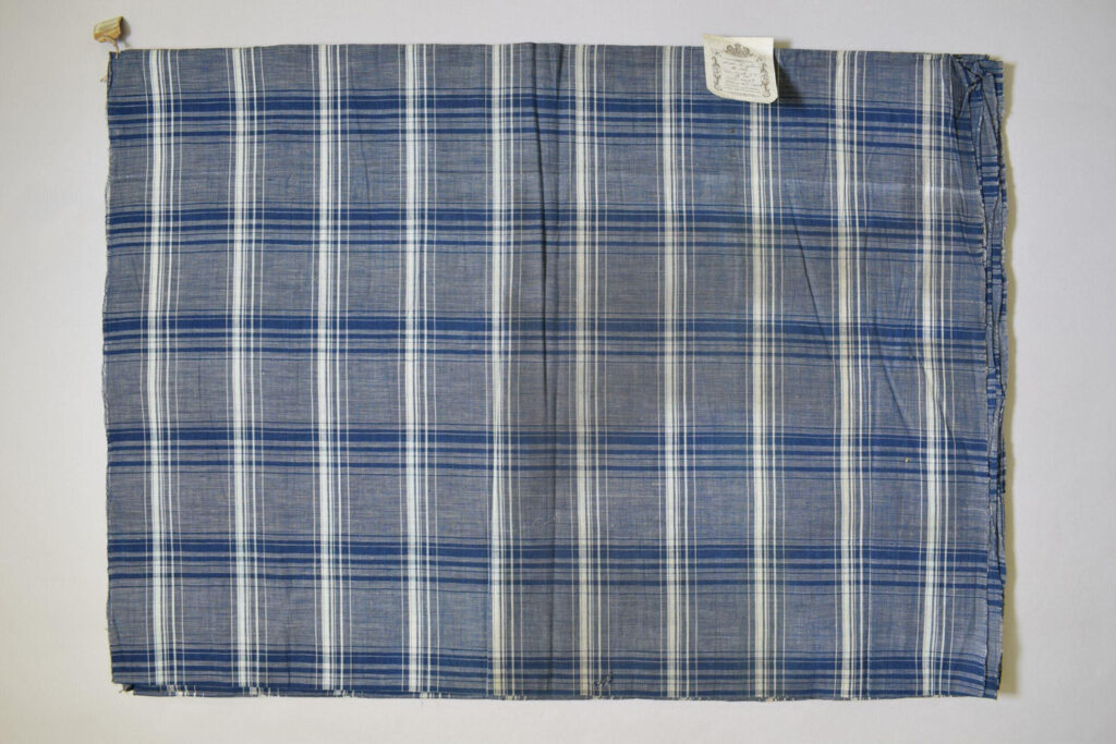 Coupon de vichy en coton à carreaux bleu et blanc, fabriqué en Inde vers 1855.