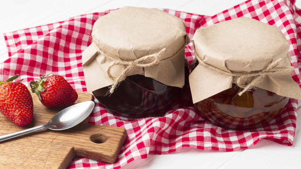 Pots de confitures sur tissu vichy.