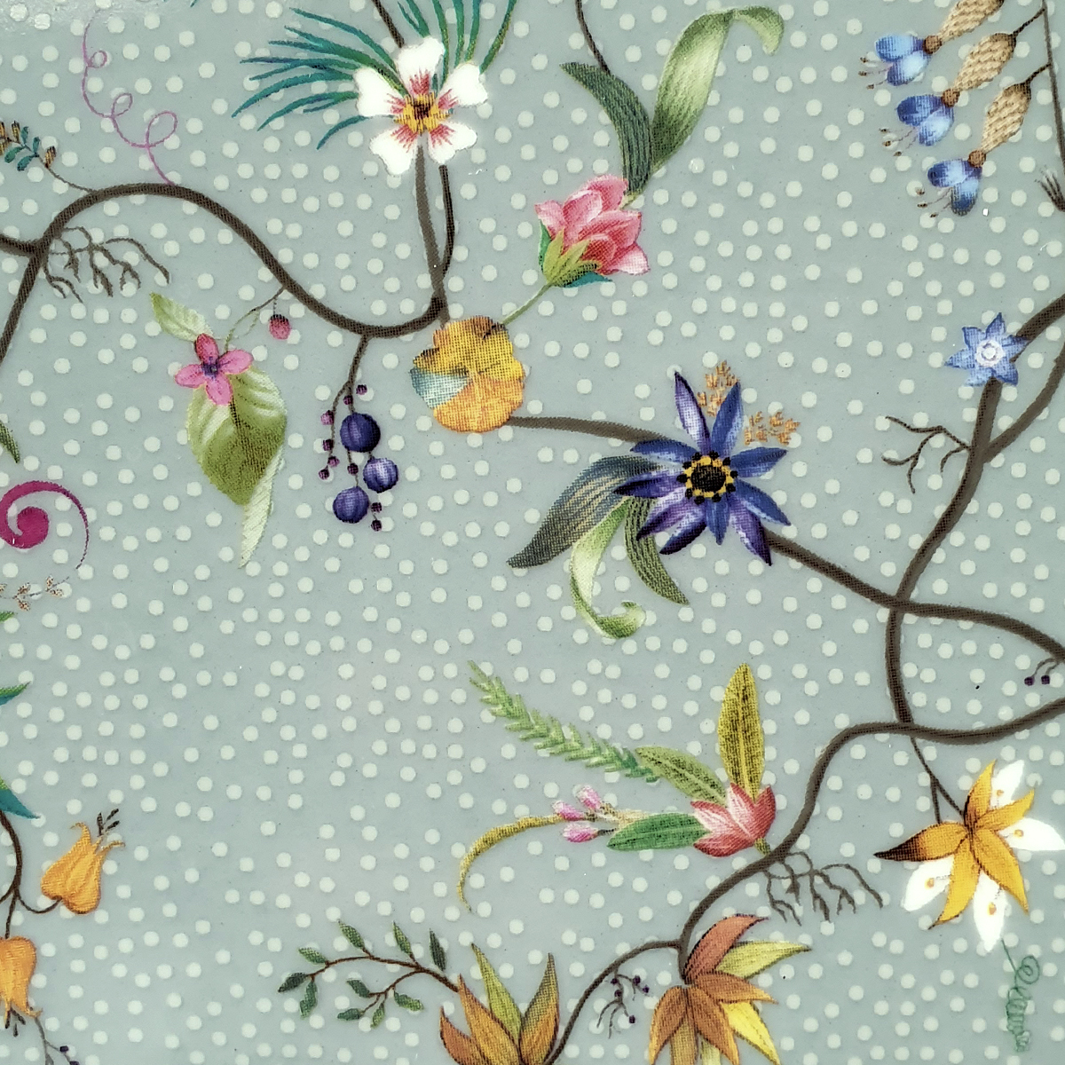 Plat à cake en porcelaine véritable, motif floral, détail.